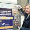 Zum Zigaretten ziehen - ob mit Bargeld oder aufgeladenem Chip - wird eine Bankkarte mit aufgeprägtem
Jugendmerkmal benötigt. Viele Kunden - so auch auf unserem Foto - schauen derzeit in die Röhre und weichen
auf Supermärkte und Tankstellen aus.