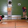 Mit 19 Klassen nimmt die Ludwig-Derleth-Realschule in Gerolzhofen an dem Münchner-Fitnesstest der AOK in Kooperation mit dem Deutschen Sportbund, der bundesweit unter den Motto  „Fit sein macht Schule“ an vielen Schulen durchgeführt wird, teil. Im Bild: Schüler beim Rumpfbeugetest.