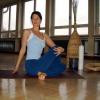 Yoga-Lehrerin Katja Seuffert zeigt im Musiksaal des Mozart-Gymnasiums eine der 80 Stellungen des Power-Yoga.