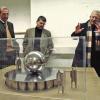 Fritz Koenigs Entwurf für ein Wälzlager-Denkmal in Schweinfurt. Die Aufnahme mit (von links) German Cramer (Ehrenvorsitzender Gesellschaft Harmonie), Kulturamtsleiter Erich Schneider und Georg Greiner (Vorsitzender Harmonie) entstand im Jahre 2005. Das Denkmal soll im Westen der neuen Insel am Jägersbrunnen aufgestellt werden (siehe Skizze unten).FOTO Waltraud Fuchs-Mauder