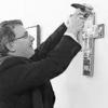 Pfarrer Gerd Kirchner nagelte ein Kreuz an die Wand, sein katholischer Kollege reichte den Nagel.