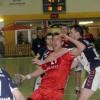 Handfeste Handball-Szene mit dem Bad Neustadter Martin Setlik (rechts) und dem Hemsbacher Philipp Schulz (am Ball). Mit sehr guter Abwehrarbeit legte der HSC Bad Neustadt in Hemsbach den Grundstein zum Sieg. Links der Bad Neustadter Marco Kemmerzell.Foto Thorsten Gutschalk