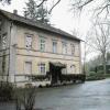 Die ziemlich heruntergekommene Villa und den Pavillon (rechts) verband einst ein Gewächshaus.