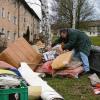 Sperrmüll wird oft am Abend vor der Abfuhr von Sammlern durchforstet. Das unerlaubte Entfernen von Gegenständen ist jedoch Diebstahl, das Durchsuchen des Sperrmülls eine Ordnungswidrigkeit. Dieser „Sammler“ hier macht sich jedoch nicht strafbar, das Foto ist gestellt.
