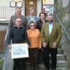 Vier fleißige Helfer wurden von der Schlossberggemeinde mit dem großen Burgbild beziehungsweise von der Stadt Königsberg mit einer Münze geehrte (vorne von links): Günter Seidel (174 Stunden), Trude Wirsing (506 Stunden), Heinz-Dieter Schmidt (529 Stunden); hinten von links: Bürgermeister Erich Stubenrauch, Burgvogt Eddi Klug und Michael Klug (502 Stunden).