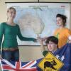 Hier waren wir, wollen wieder hin oder fahren erstmals hin: zwei Punkte auf der Australien-Karte, Koalas und das Kreuz des Südens auf der australischen National-Flagge. Von links: Stefanie Weimann, Tobias Jeßberger und Laura Peres halten Australiens Farben hoch.
