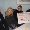 Mit einem symbolischen Scheck über eine Spende von 2000 Euro erklärten sich Petra Nickel und Matthias Schüler (beide rechts) als Sprecher der früheren Schulklasse mit Christa Freitag im Kampf gegen die Krankheit ihres Mannes solidarisch. Dem Besuch wohnte auch der Schirmherr Wolfgang Küber bei (links).