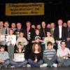 Starke Jugend: Zahlreiche Jungen gehören den Brieftaubenfreunden des Regionalverbandes Mainfranken/Rhön an. Regionalverbandsvorsitzender
Harald Herbach (links), Bernhard Renninger (rechts), Helmut Ebner (hinten Mitte, teilweise verdeckt) und Grafenrheinfelds Bürgermeister Walter Weinig
(Fünfter von rechts) freuten sich mit den Siegern über die gelungene Regionalausstellung und Siegerehrung in Grafenrheinfeld.