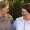 In die Arme schließen konnten sich am vergangenen Sonntag erstmals Hannelore Stottele (rechts) aus Bad Königshofen und Edelgard Pfeifer aus Urspringen. Nach 50 Jahren haben sich die damaligen Freundinnen, die als Neunjährige ein schlimmes Erlebnis gemeinsam bewältigt haben, wieder gesehen und hatten sich viel zu erzählen. Bei einer Kinderverschickungsaktion, organisiert vom Roten Kreuz, waren sie damals ein Vierteljahr lang in der französischen Schweiz bei Gasteltern untergebracht worden, wo sie statt Erholung viel Arbeit, meterhoher Schnee und Heimweh ohne Ende erwartete. So oft es ging, sind sie „ausgebüchst“, um sich zu treffen, sich zu unterhalten und gegenseitig zu trösten (wir berichteten). Die beiden Frauen, die sich nach vielen Nachforschungen endlich wieder gefunden haben, verabredeten, jetzt den Kontakt nicht mehr abbrechen zu lassen. Wer an einem Treffen der damals ebenfalls zu einem Erholungsurlaub verschickten Kinder interessiert ist, kann sich bei Hannelore Stottele, Tel. (09761) 1677 melden.