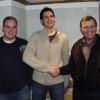 Zur Meisterprüfung gratulierte Gärtnerobermeister Lothar Töpfer (rechts)
in der Jahreshauptversammlung den Junggärtnern Christian Gimperlein
und Wolfgang Gernert (von links). Es fehlt Stefan Uhl. Nach
eineinhalbjährigem Besuch der Meisterschule in Fürth waren die drei Albertshöfer
beim Bayerischen Gartenbautag 2006 in Marktredwitz freigesprochen
worden.