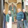 Kurz vor der Fertigstellung legen letzte Hand an am sanierten Ehrenmal
für die Gefallenen in Laudenbach: (von links) Roland Endres, Siegfried
Bünner, Hermann Knauer und Reinhold Röper.