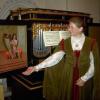 Weihnachtskonzert unter dem Motto "Ruhe, bitte Ruhe" im Orgelbaumuseum Ostheim: Museumsleiterin Sigruth
Strobel an der Manderscheidt-Orgel von 1646.