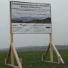 Auf der Hochfläche bei Repperndorf, wo sich das Windrad dreht, soll
eigentlich ein Windpark entstehen. Ein Windpark der Firma Ecostream.
Die hat allerdings bisher weder einen Pachtvertrag mit den Landwirten
unterschrieben, noch ihre Baugenehmigung bei der Stadt abgeholt.
Stattdessen steht ein frisch aufgebautes Werbeschild der Konkurrenz vor den
Solarpark-Äckern.