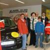 Aktion Patenkind 2006: Margot Müller, Chefin des Autohauses Renault Müller (Bildmitte) spendete ein Auto und einen Motorroller zu Gunsten der Aktion Patenkind. Ersteigert wurde im Rückwärsverfahren. Den Renault Modus, 1.5 dCi haben ersteigert Ursula und Helmut Schadt (links) aus Würzburg, über den Vespa-Roller freuen sich Dieter Nägler und seine Söhne Andreas und Michael aus Höchberg. Insgesamt kamen 16 350 Euro für die Aktion Patenkind der Main-Post und die Aktion "Fröhlich sein, gutes tun" des Volksblatts zustande.