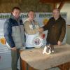 Der Vorsitzende des Kleinzierzuchtvereins Königsberg, Klaus Urlaub
(rechts), gratuliert dem Jugendeuropameister Chris Schuhmann (Mitte) zu
seinem großen Erfolg. Links Bernd Schuhmann, Zuchtwart des
Kleintierzuchtvereins Königsberg, der in Leipzig mit seinen Kaninchen auch sehr
erfolgreich war.