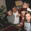 Die Musikpädagogen Susan und Wolfgang Herweg haben in Steinmark
die Musikschule "viva la musica" gegründet. Das Foto zeigt sie im
Unterricht mit Schülern und Tochter Clara (vorne rechts).