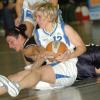 Kampf um die Kugel auf dem Hosenboden: Mareike Nöth (vorne) von der TG Würzburg verteidigt in dieser Szene verbissen den Ball gegen Birgit Menz
vom TuS Jena.