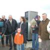 Beim ersten Tanken: (von links) Tino Scheithauer, Alexander Böhner und
Katrin Thein mit Tochter, Armin Heusinger mit Nachwuchs, Bürgermeister
Werner Schneider und der zweite Knetzgauer Bürgermeister Robert
Endres.