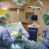 Mit Computerhilfe wird am Kreiskrankenhaus Bad Neustadt operiert. Der sogenannte Ortho-Pilot gibt dem Chirurgen Dr. Michael Sperlich (links) und
seinem Team exakte Messdaten zum Beispiel für Knie-Operationen.