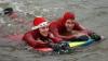 Mit Nikolausmütze ins Wasser. Doch statt eines Bischofsgewands hielten
Surfer- oder Taucheranzüge die 41 Teilnehmer des Nikolausschwimmens in
Kreuzwertheim warm.