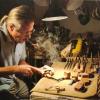 Die Werkstatt von Norbert Riemer ist klein, die Phantasie des Pfeifenmachers grenzenlos. Wir entnahmen das
Foto dem Band "Altes Handwerk in Vergangenheit und Gegenwart" von Jörg Lusin.