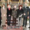 Neuer Kirchenvorstand in Rüdenhausen Rüdenhausen (KR)   Vier Kirchenvorsteherinnen und zwei Kirchenvorsteher sind am 1. Advent in einem Festgottesdienst durch Pfarrer Dieter Gawlik in ihr Amt eingeführt worden. Der ehemalige Kirchenvorsteher Dieter Grade wurde in Anerkennung und mit Dank verabschiedet, schreibt die Gemeinde in ihrer Mitteilung. Vor dem Altar von St. Peter und Paul in Rüdenhausen der neue Kirchenvorstand von rechts nach links: Gerhard Ackermann, Friedrich Graf zu Solms-Laubach, Isabell Wehner, Christa-Maria Paul, Gertraud Schwingler, Christl Holaschke und Pfarrer Dieter Gawlik.  FOTO Evangelische Gemeinde