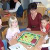 Spielnachmittag im Kindergarten begeisterte kleine und große Besucher  RETTERSEHEIM (HW) Auf große Besucherresonanz stieß der beliebte Familien-Spielenachmittag im Kindergarten Rettersheim. Gerade in der Adventszeit, wenn es draußen schon sehr früh finster wird, ist ein Würfel- oder Brettspiel die ideale Unterhaltung in den Abendstunden. Beim Spielenachmittag im Kindergarten konnten Eltern mit ihren Kindern ausgewählte Gesellschaftsspiele testen. Diese wurden von der Firma Udo Lermann zur Verfügung gestellt. In den Spielpausen stärkten sich die Familien bei Kaffee und selbstgebackenen Kuchen.