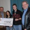 Für den Schulstandort Karlstadt der Berufsschule Main-Spessart übergaben
Nahla El-Hello und Dimitri Zhebrak (Mitte) einen Scheck in Höhe von 1750
Euro an Dr. Reinhard Erös (links). Rechts der Fachbetreuer für Sozialkunde,
Richard Steigerwald. Die Lohrer Schüler steuerten weitere 700 Euro für die
Kinderhilfe Afghanistan bei .