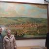 Die historische Stadtansicht des Hammelburger Kunstmalers Fritz Ringelmann hat der Langendorfer Maler Reinhold Müller (rechts) restauriert.
Bürgermeister Ernst Stross (links) dankte für die Erhaltungsmaßnahme, die von Ringelmanns Tochter Marianne Ehling initiiert wurde.