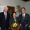 Der ehemalige Bürgermeister von Königsberg, Kurt Sieber, erhielt die Thomas-Dehler-Nadel. Unser Bild zeigt ihn
(rechts) bei der Verleihung zusammen mit Hermann Rind und Ingrid Sieber.
