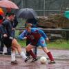 Spessart-Derby im Regen: Der TuS Frammersbach II und der TSV Partenstein trennten sich torlos. Hier ein
Zweikampf zwischen dem Partensteiner Simon Pfaffenberger (links) und Thomas Mill.