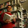Alexander Janzen konnte vor 13 Jahren noch kein Wort Deutsch. Heute ist
er drauf und dran, an der Fachhochschule Würzburg (hier in der
Bibliothek) ein Vorzeige-Diplom zu machen.