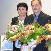 Den dritten Preis für innovative Altenpflege erhielt die Sozialstation St.
Elisabeth Marktheidenfeld. Den bundesweiten Preis nahm
Pflegedienstleiterin Marianne Tschammer bei einer Feier in Berlin entgegen. Neben ihr ein
weiterer Preisträger.