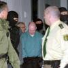 Gut bewacht wird Mario M. nach der Nacht auf dem Gefängnisdach beim Landgericht vorgeführt. Der Prozess gegen ihn wurde anschließend vertagt.
Der Amtsarzt erklärte ihn für verhandlungsunfähig.