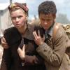 ZDF am 02.10.2006 um 20:15. "Neger, Neger, Schornsteinfeger" (2). Nach dem Bombenangriff irren Bertha Baetz (Veronica Ferres, l.) und ihr Sohn Hans-Jürgen (Thando Walbaum, r.) durch die zerstörte Stadt. Hans-Jürgen versucht, seiner körperlich und psychisch schwer angeschlagenen Mutter Halt zu geben. COPYRIGHT: Honorarfrei - nur für diese Sendung bei Nennung ZDF und Maria Krumwiede. QUELLE: ZDF +++ +++