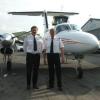 Zwei Piloten vor dem neuen Flieger, der dringend eine Unterstellhalle
braucht. Unser Bild zeigt von links Hans Schaller, Pilot von "Sky Ferry",
und Horst Kulik, Flugbetriebsleiter von "Air Alliance".