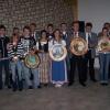 Die Gewinner des Königsschießen 2006 des Schützenverein Karlburg. Von links: Frank Schrauth (zweiter
Schützenmeister), Heiko Gehret (für Marco Gehret, Erster Ritter Jugend), Manfred Köhler (Sportleiter, Bitburger-Pokal),
Diana Ehrenfels (Holme-Pokal), Marco Ehrenfels (Jugendschützenkönig), Martin Kühl (Ludwig-Mehling-Pokal),
Daniela Gold (Zweiter Ritter Damen), Tobias Breitenbach (Zweiter Ritter Jugend), Nicole Gehret
(Schützenkönigin), Achim Zink (Erster Ritter Aktive), Werner Schmitt (Schützenkönig), Georg Sterr (Zweiter Ritter Aktive,
Ehrenscheibe), Yasmin Anstruther (Ehrenscheibe Jugend), Ludwig Mehling (Schützenmeister), Ramona Lang (Erster
Ritter Damen, Manfred-Köhler-Pokal).