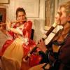 Tine Hügelschäffer (links) und Freia Behringer galoppieren in
höfisch-barockem Outfit durch temporeiche Allegren, als sie mit beim Konzert im
Schwarzacher Tor Flötenmusik erklingen ließen.