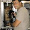Im MC' Döner schneidet Besitzer