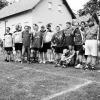 Behinderte und Nichtbehinderte hatten gemeinsam jede Menge Spaß bei dem Fußballspiel der gemischten
Mannschaften der Lebenshilfe-Wohnheime Nüdlingen und Bad Kissingen. Erstmals wurde das Sommerfest der
Lebenshilfe als großes Sportfest auf dem Waldsportgelände des FC Teutonia Reichenbach veranstaltet. Unser Foto
zeigt die beiden zum Gruppenbild vereinten Mannschaften.