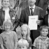 Seit 25 Jahren arbeitet Andrea Schmitt als Kinderpflegerin im
Kindergarten Zeilitzheim. In einer Feierstunde dankten ihr Kinder, Eltern,
Kolleginnen und Arbeitgeber für ihre langjährige Treue, darunter 2.
Bürgermeister Rudolf Bender (rechts).