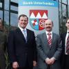 Vorm Sitz des Bezirks Unterfranken in Würzburg: der Medizinischer Direktor der Klinik Michelsberg, Dr. Bernd Seese (Zweiter von rechts), Chefarzt Dr. Boris Kardziev (links), Klinik-Betriebsleiter Jürgen Oswald (rechts) und Bezirkstagspräsident Erwin Dotzel.