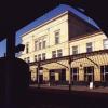 Der Bahnhof Bad Kissingen ist ein stattliches Gebäude. Für die Kurstadt und ihre Gäste ist besonders wichtig, dass er über einen besetzten Schalter verfügt. Deshalb will das Rathaus auch nachhaken, was an Meldungen dran ist, die Deutsche Bahn AG wolle in Bayern weitere Bahnhöfe verkaufen.