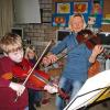 Duett mit der Profi-Geigerin: Leander Rüdinger und Claudia Würthner spielten den staunenden Kindern vor. Claudia Würthner hatte für eine Stunde den Musikunterricht an der Grundschule Albertshofen besucht und dabei Kostproben ihres Könnens gegeben.