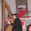Herzen, Harfenklänge, Harmonie: Andreas Mildner lieferte mit seiner Harfe den passenden „Soundtrack“ zum Valentins-Tag-Gottesdienst in der evangelischen Kirche.