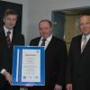 Professor Dr. Peter Schaff, Geschäftsführer des Management-Service beim TÜV Süd, (von links) überreicht das Qualitätszertifikat an Manfred Kunert, Geschäftsführer bei Paul & Co, und Jürgen Richard, den Qualitätsmanagement-Beauftragten des Unternehmens.