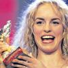 Nina Hoss mit Silber-Bär. Die Freude der Schauspielerin dürfte wohl kaum geschauspielert sein.