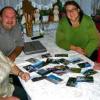 Heimatbesuch: Die in Australien lebenden Wissenschaftler Mario Werner und Carmen Krapf bei Helga und Hans Werner in Grafenrheinfeld. Da beide 27 Flugstunden entfernt wohnen, wollen die (Schwieger-)Eltern natürlich genau wissen, wie es ihnen geht. Am Besten fängt man da mit den Fotos vom letzten Besuch an.