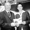 Der Vorsitzende des Vereins Gästeführer – Weinerlebnis Franken, Eugen Öhrlein, überreicht der Geschäftsführerin vom Tourismusverband Fränkisches Weinland, Susanne Müller, ein Exemplar des neuen Erlebniskalenders.