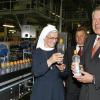 Quellen-Studium: Schwester Theodolinde, Chefin der Adelholzener Alpenquellen, gönnt sich mit dem Minister ein Wässerchen.